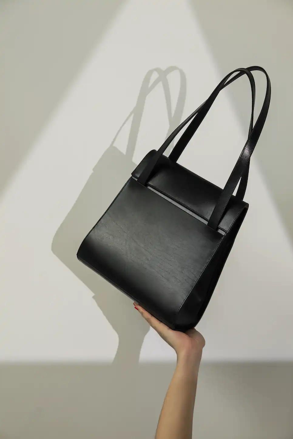 Klassische schwarze Handtasche mit langen Bügeln aus Leder von Maren Dessel