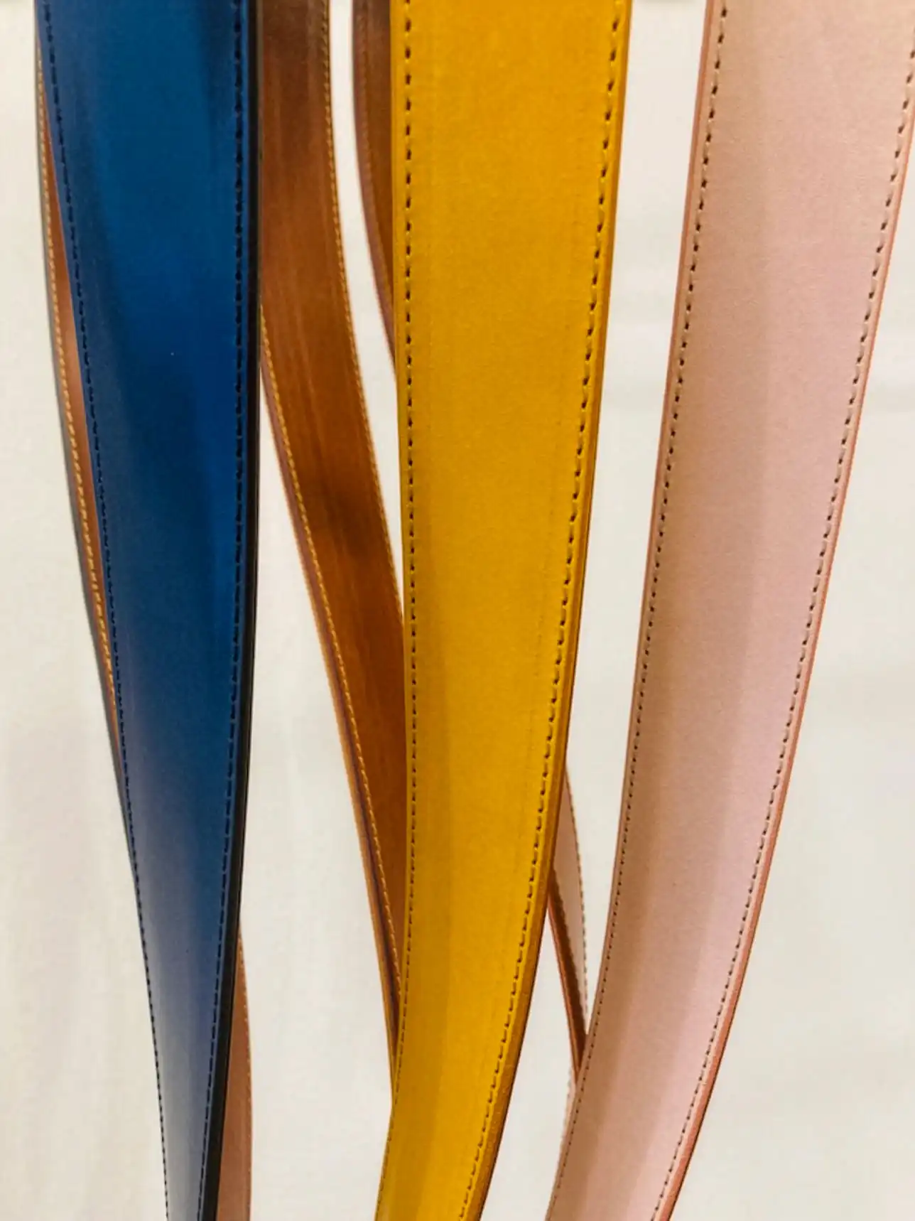 Ledergürtel in Rosa, Blau und Gelb im Atelier von Maren Dessel am Eigelstein in Köln