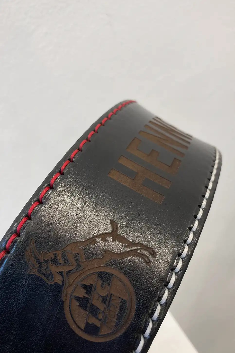 Lederhalsband Geißbock Hennes 1.FC Köln im Atelier von Maren Dessel