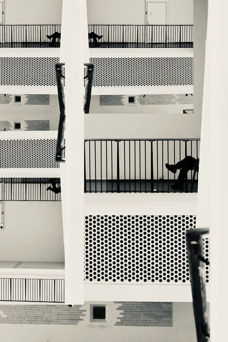 Ausstellungsplakat makk edition mit Ledertaschen von Maren Dessel