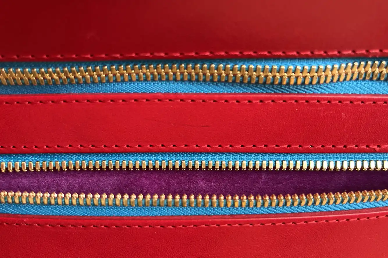 Detailaufnahme des Reißverschlusses einer hochwertigen Ledertasche von Maren Dessel