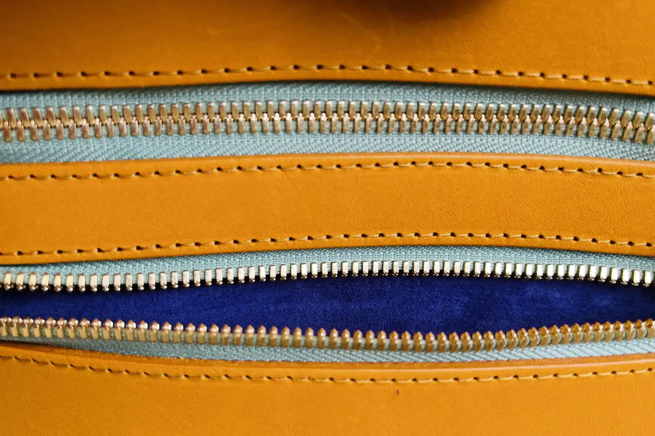 Detailbild eines Reißverschlusses einer hochwertigen Ledertasche von Maren Dessel