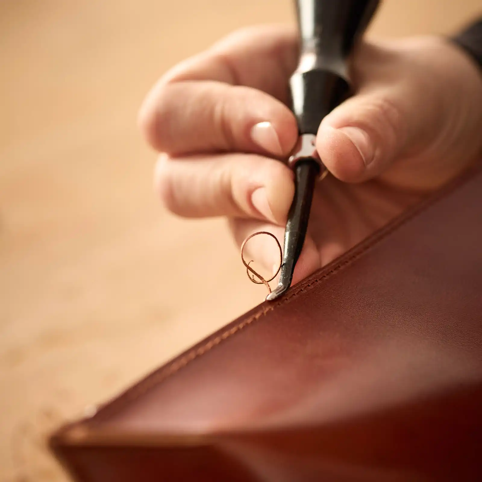 Lederaufarbeitung einer hochwertigen Handtasche durch Maren Dessel