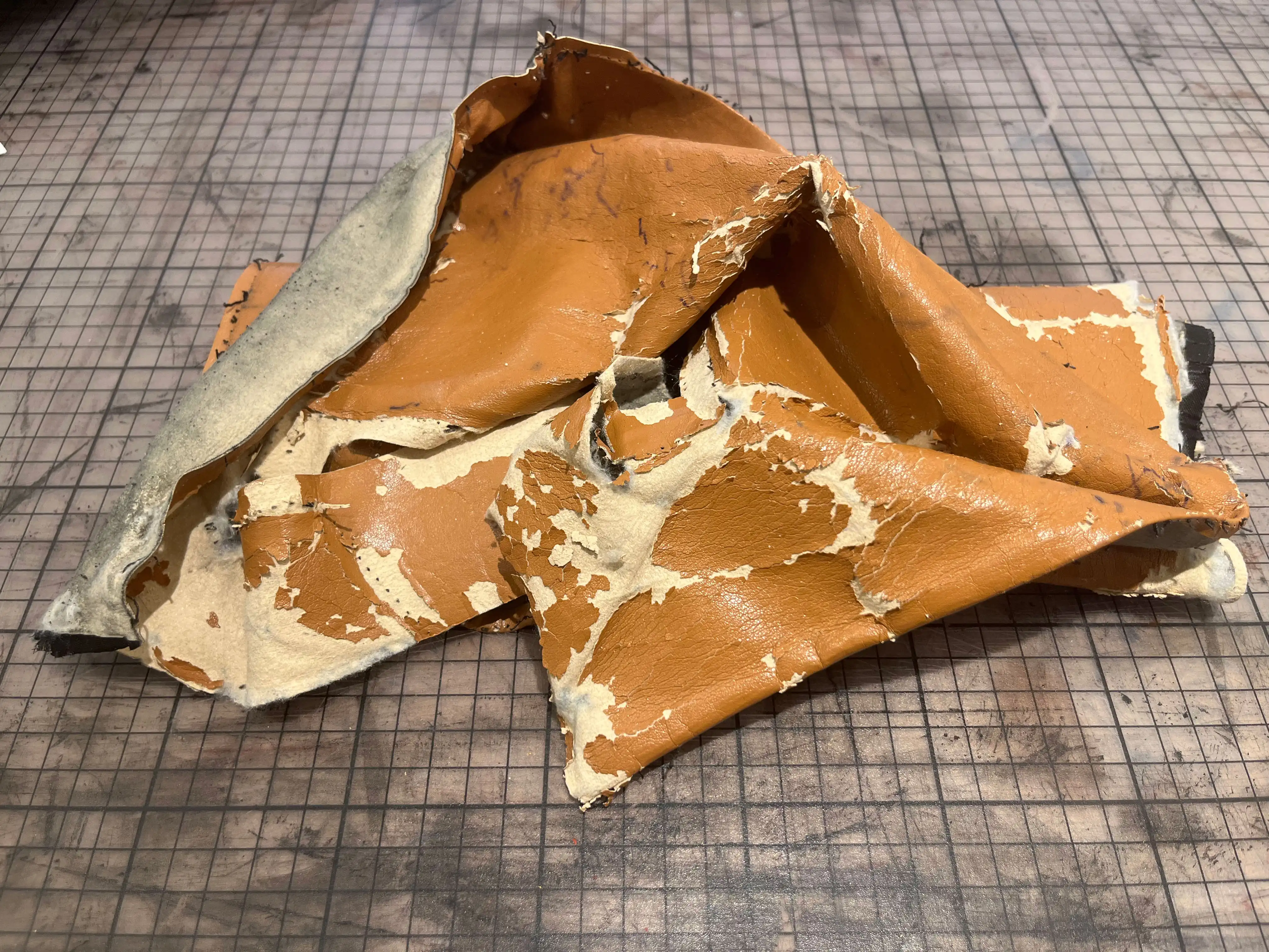 Einarbeitung des neuen Innenfutters in eine Wildgut Tasche während der Restaurierung bei Maren Dessel