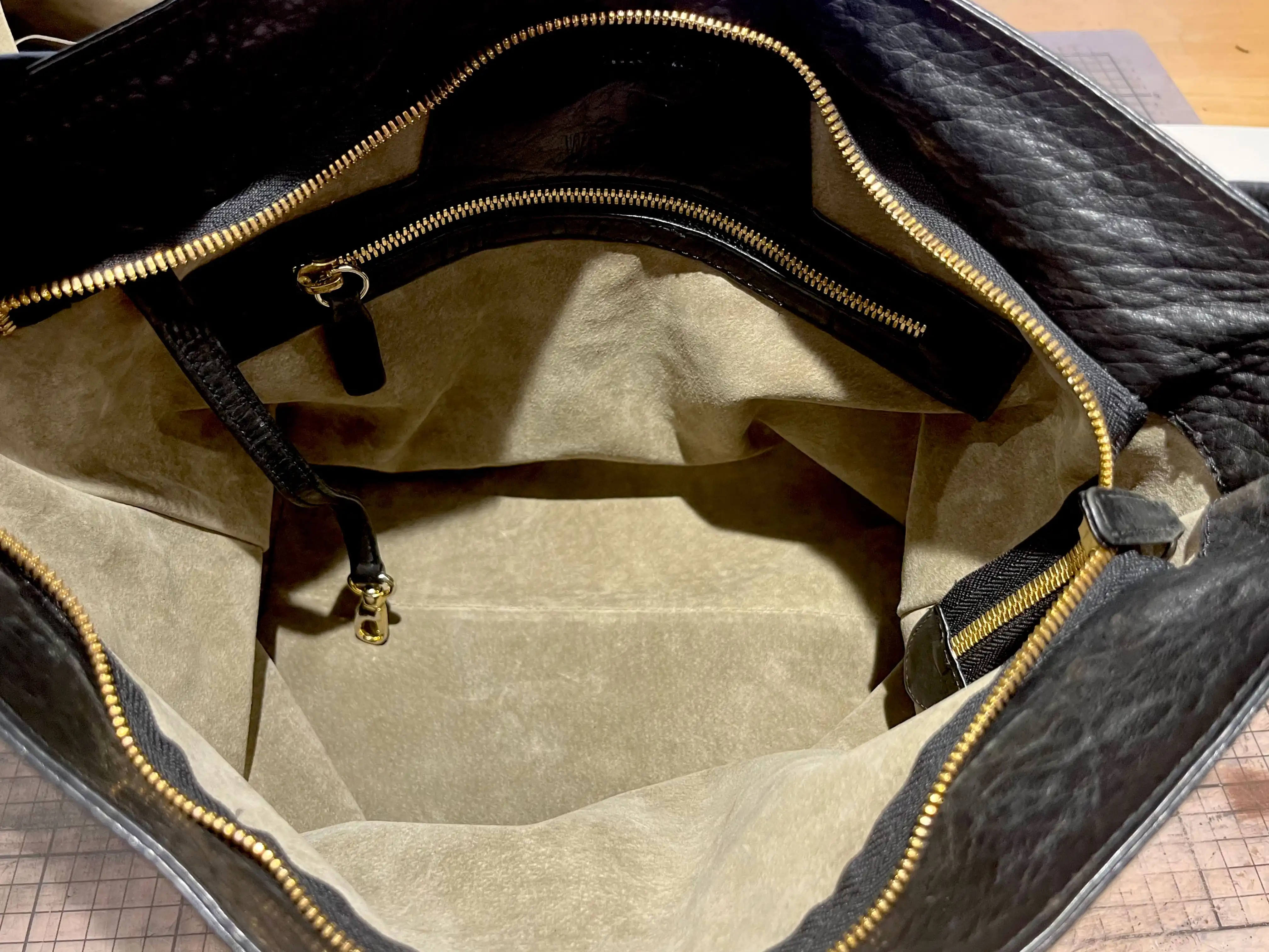 Erneuerte Innenfütterung einer Wildgut Tasche – Restaurierungsdetail von Maren Dessel