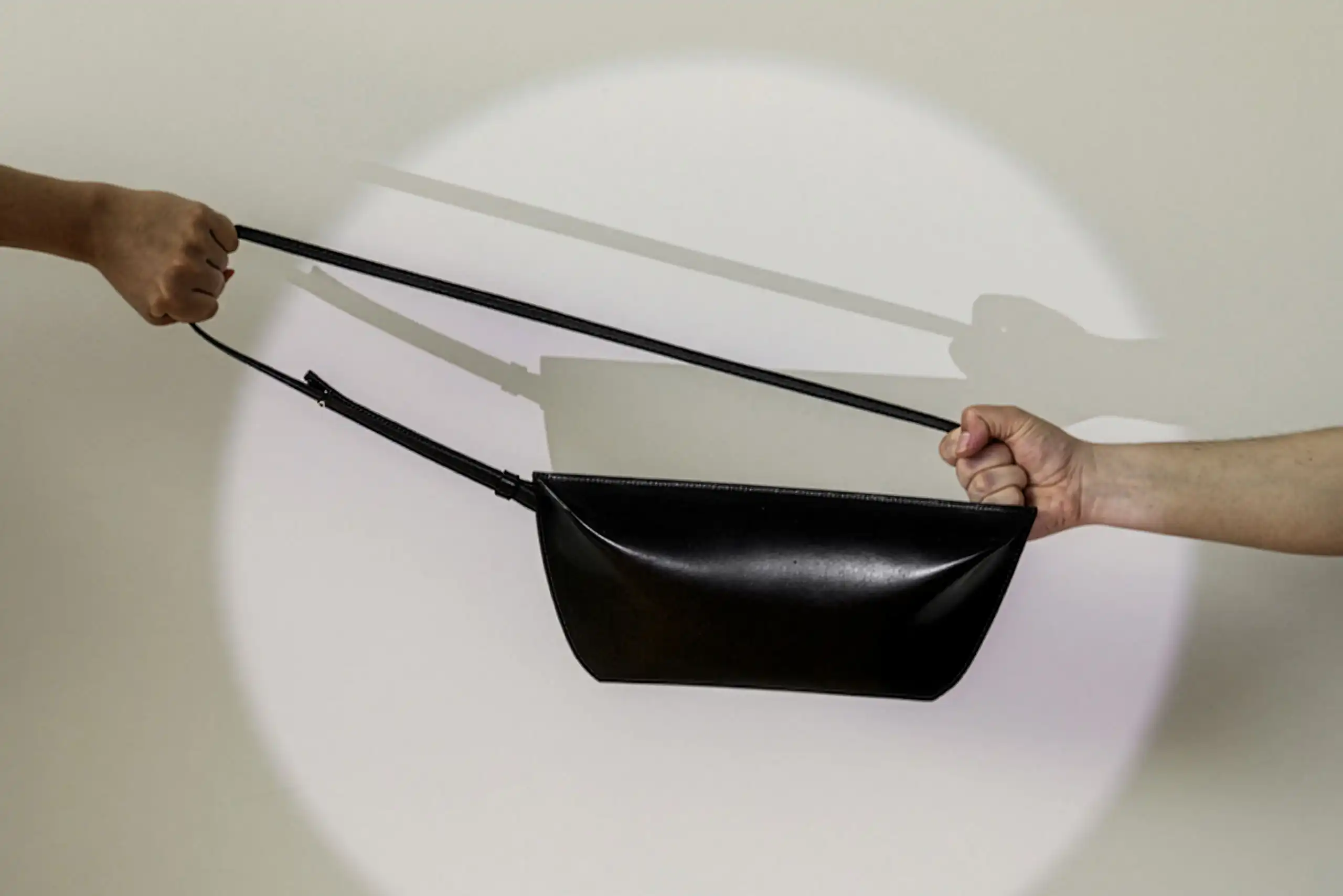 Handgefertigte schwarze Ledertasche aus pflanzlich gegerbtem Leder im Atelier von Maren Dessel in Köln