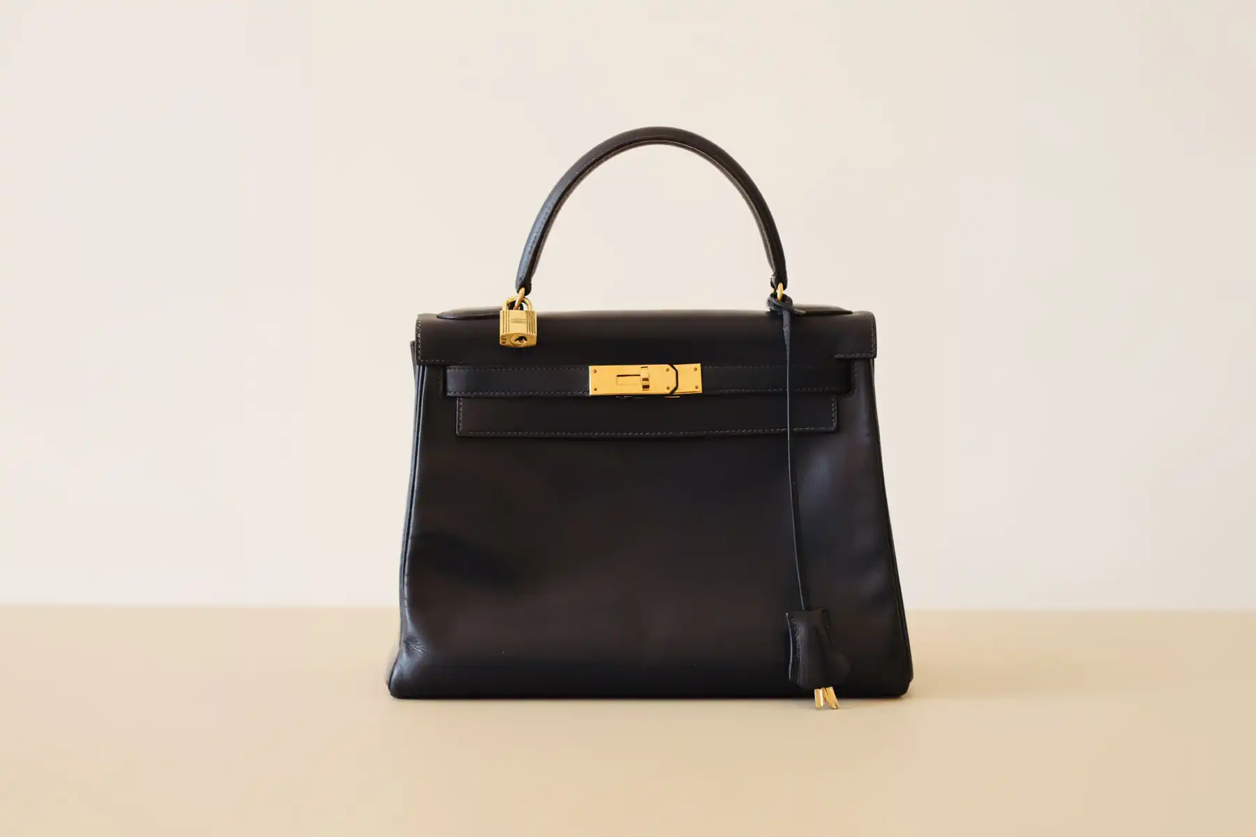 Hermès Kelly Bag nach der präzisen Lederaufarbeitung durch Maren Dessel