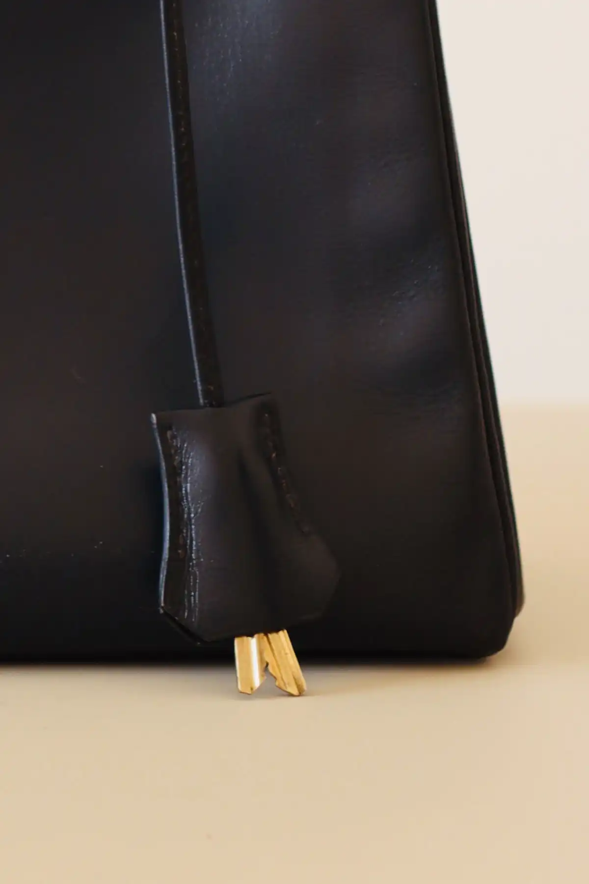Restaurierte Hermès Kelly Bag nach der Lederaufarbeitung durch Maren Dessel im Atelier in Köln