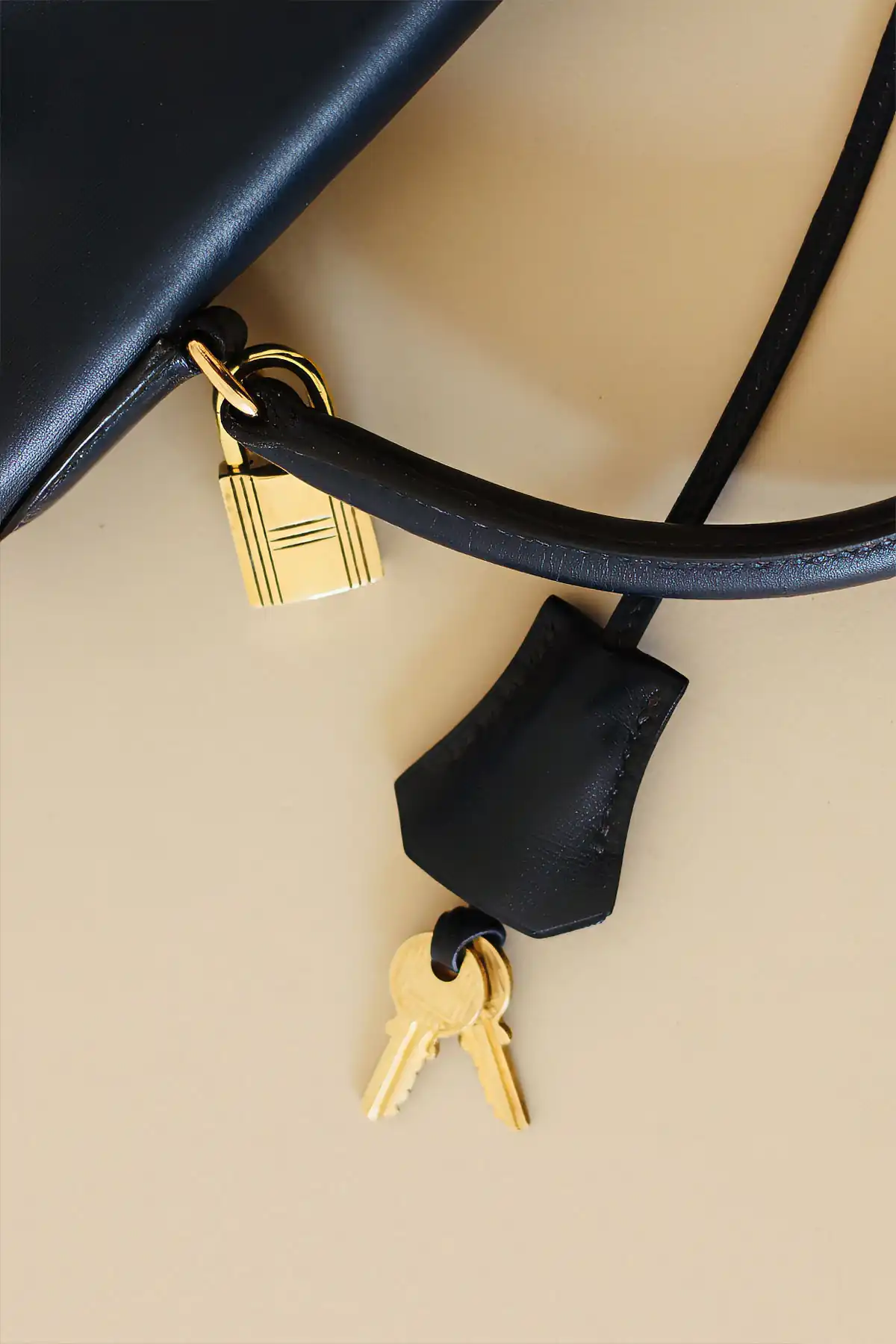 Restauriertes Schloss einer Hermès Kelly Bag – Detailaufnahme der Restaurierung durch Maren Dessel
