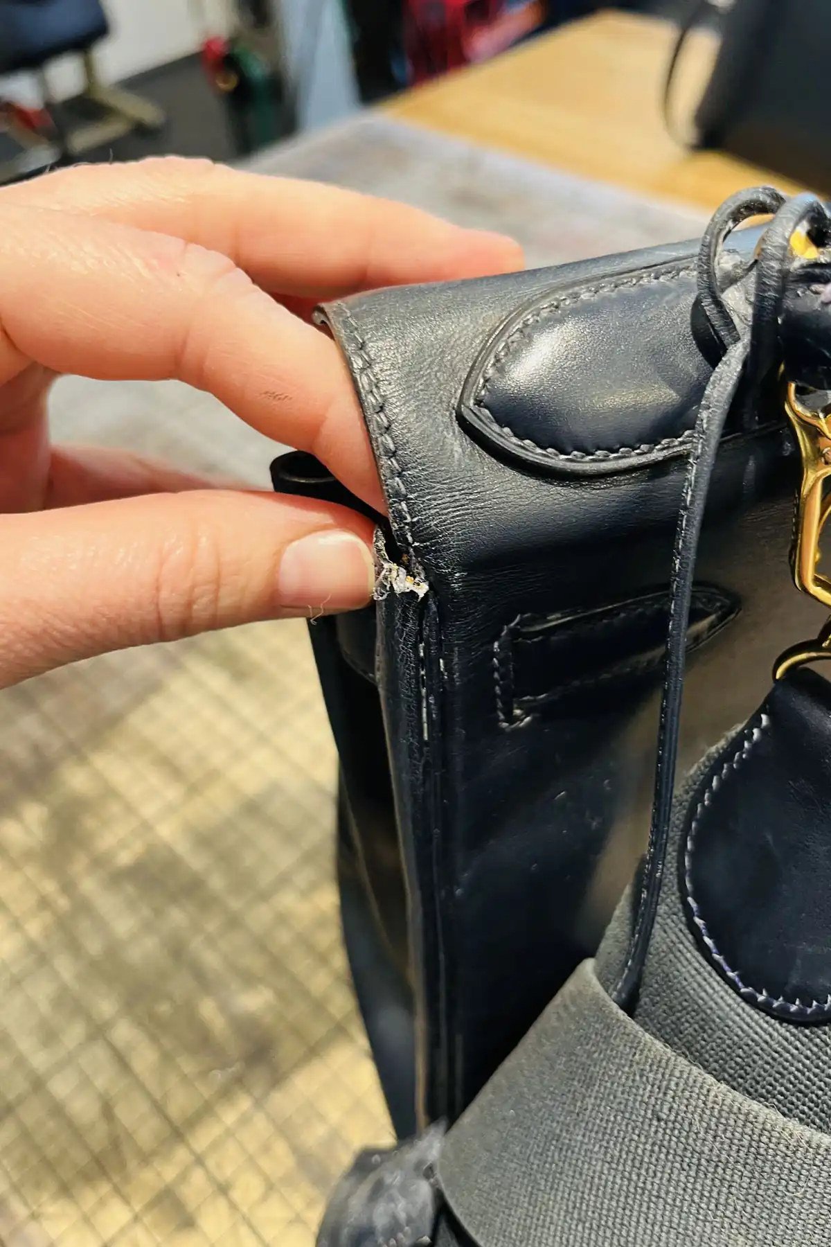 Hermès Kelly Bag vor der Lederaufarbeitung – Restaurierung durch Maren Dessel