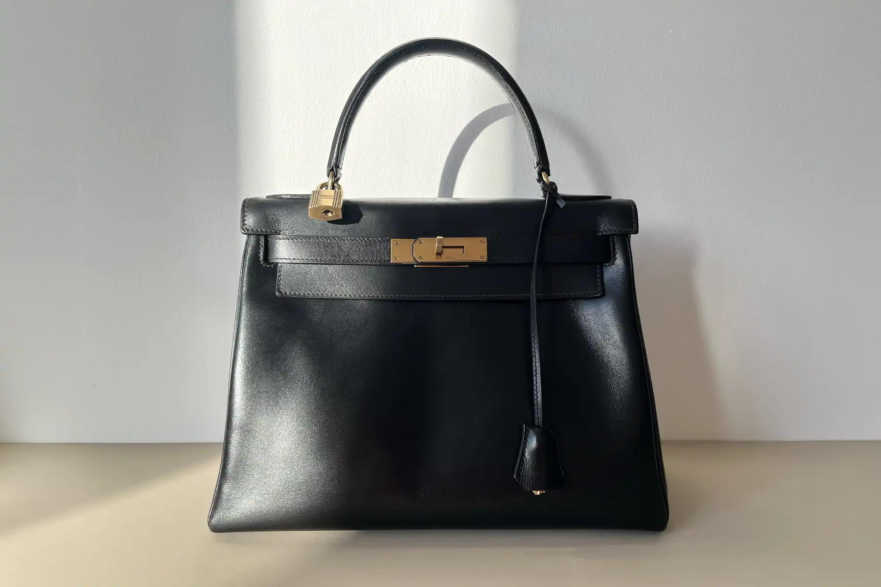Restaurierte Hermès Kelly Tasche nach der hochwertigen Lederaufarbeitung durch Maren Dessel