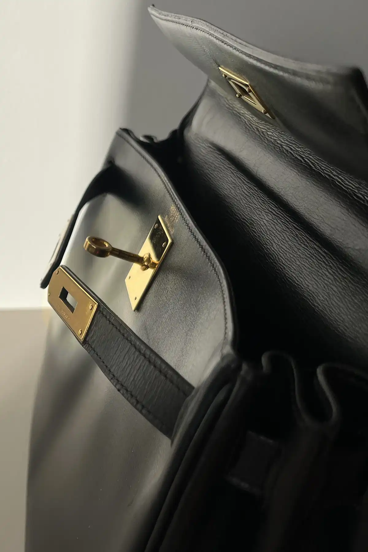 Sorgfältige Restaurierung einer Hermès Kelly Tasche durch Maren Dessel