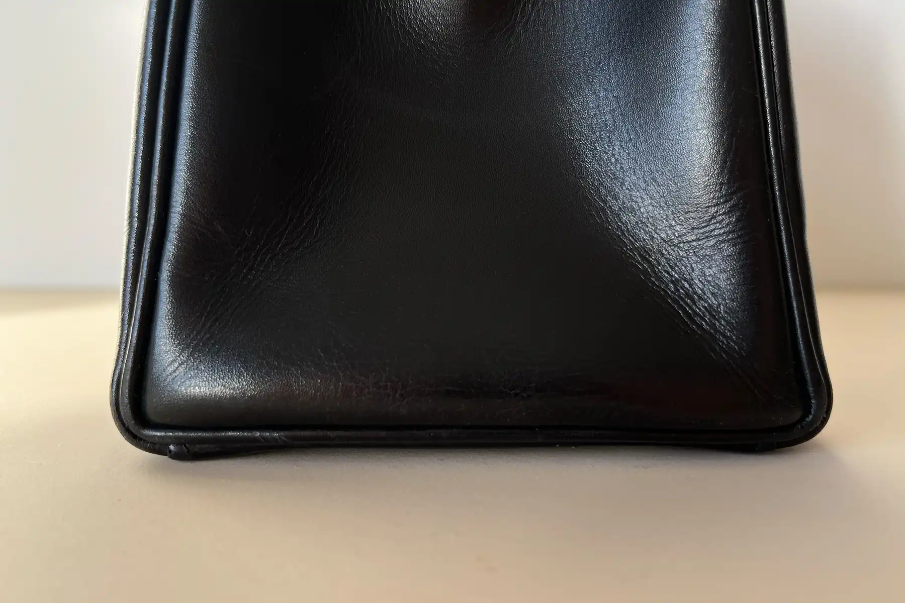 Seitenansicht einer Hermès Kelly Tasche nach der Restaurierung durch Maren Dessel