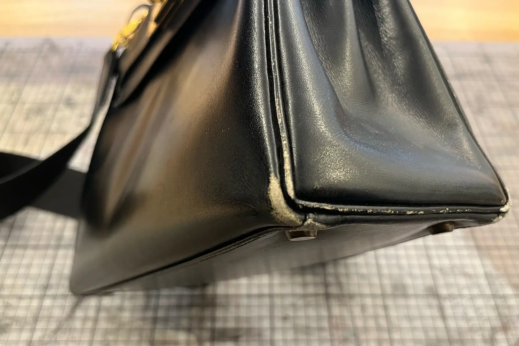 Hermès Kelly Tasche vor der professionellen Restaurierung durch Lederdesignerin Maren Dessel