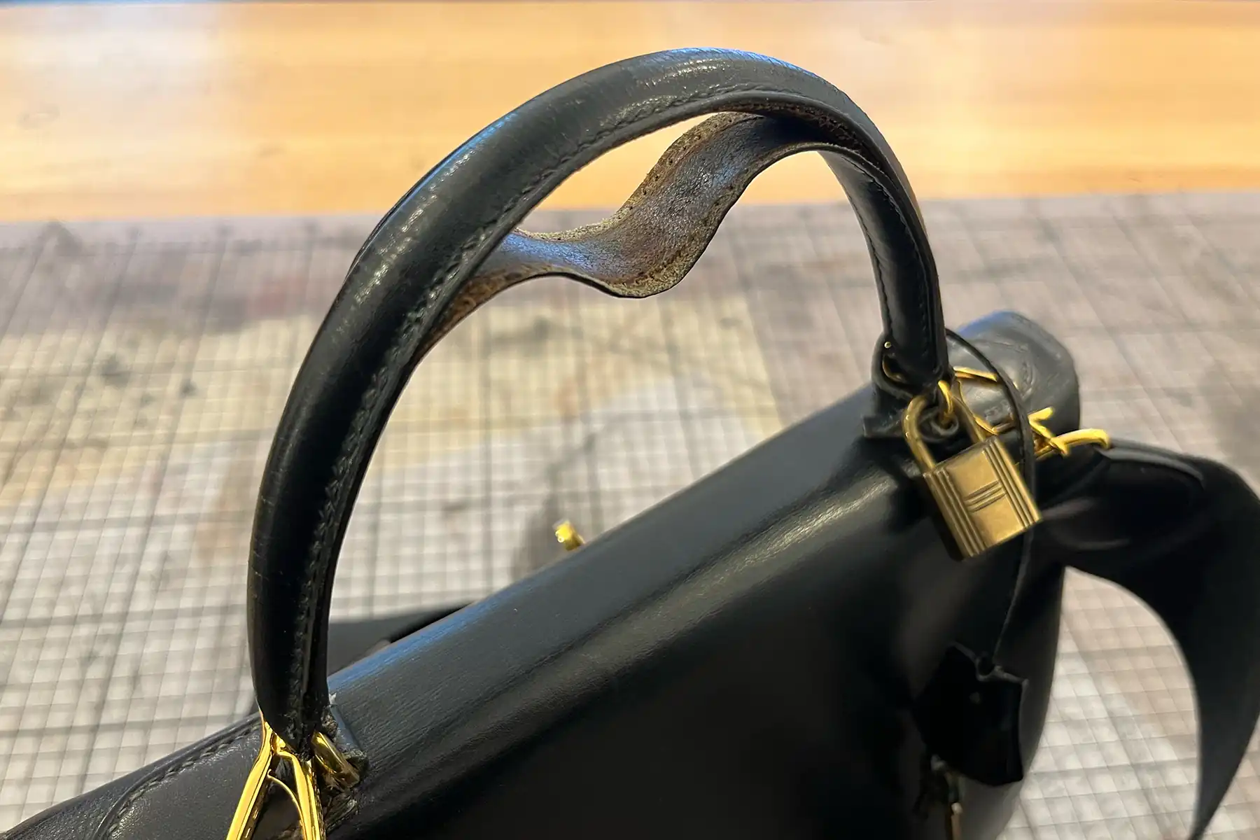 Hermès Kelly Tasche – beschädigter Trageriemen vor der Restaurierung durch Maren Dessel