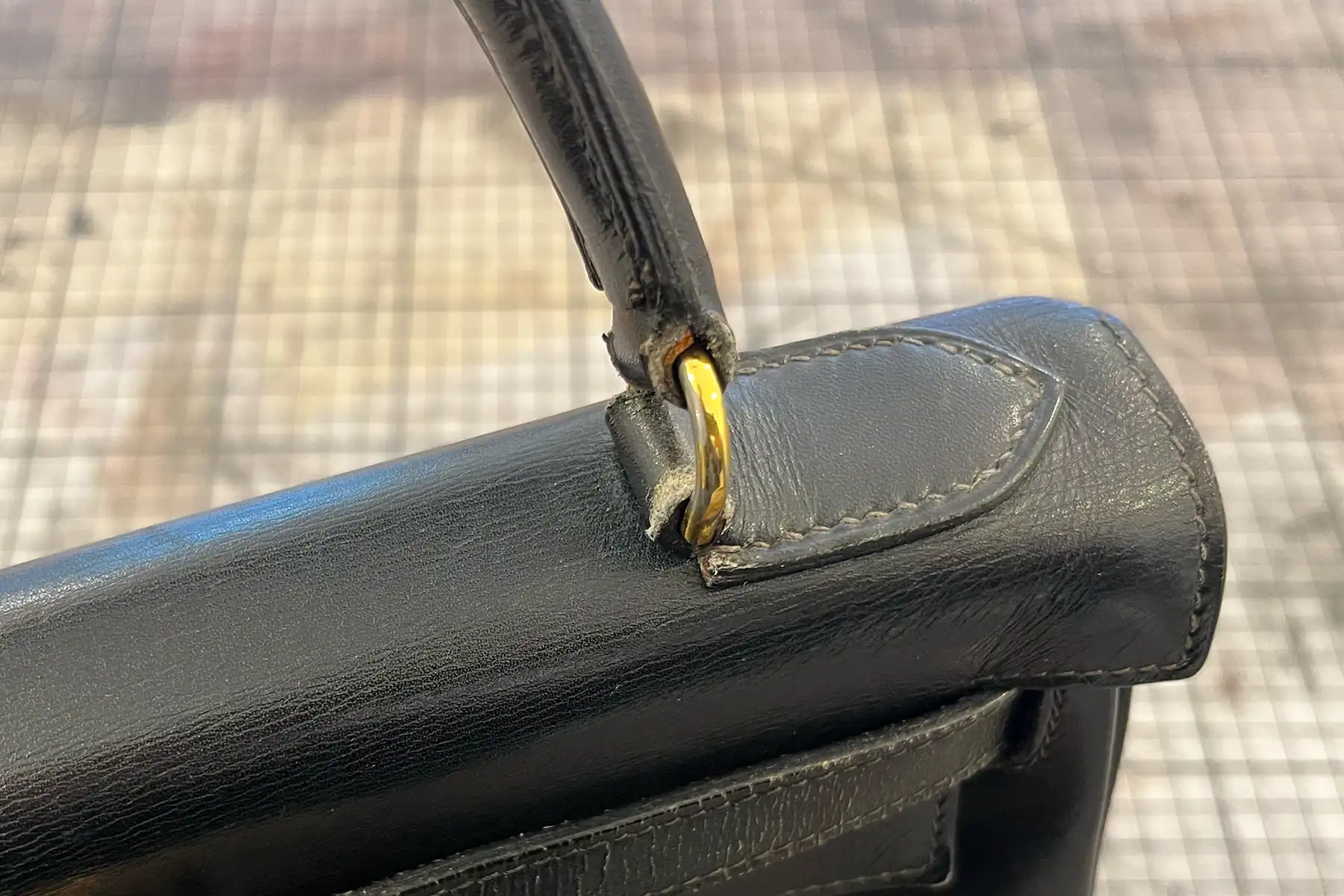 Sorgfältige Restaurierung von Bügel und Anbindung einer Hermès Kelly Tasche durch Maren Dessel