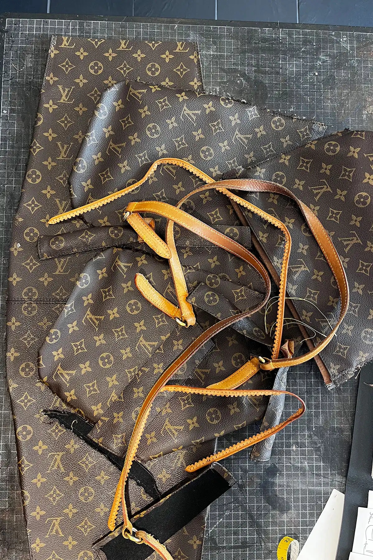 Louis Vuitton Tasche vor der Lederaufarbeitung – Restaurierung durch Maren Dessel